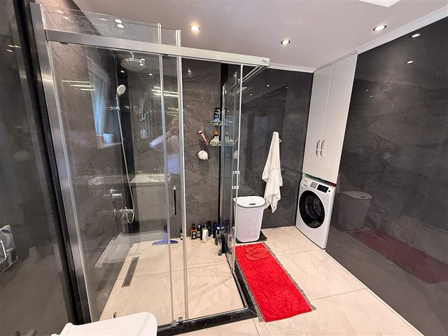 فيلا مفروشة واسعة مع تراس ومسبح محاط بالطبيعة