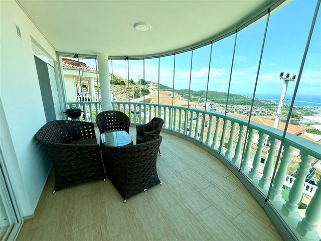 فيلا مفروشة واسعة مع تراس ومسبح محاط بالطبيعة