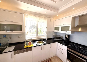 فيلا مفروشة واسعة مع تراس ومسبح محاط بالطبيعة