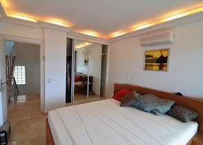 فيلا مفروشة واسعة مع تراس ومسبح محاط بالطبيعة