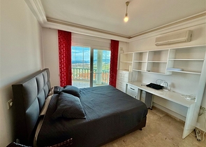 فيلا مفروشة واسعة مع تراس ومسبح محاط بالطبيعة