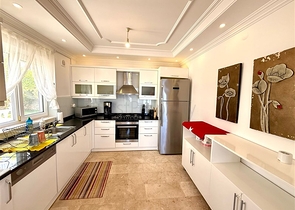 فيلا مفروشة واسعة مع تراس ومسبح محاط بالطبيعة