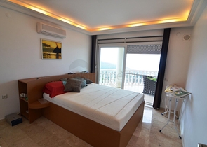 فيلا مفروشة واسعة مع تراس ومسبح محاط بالطبيعة