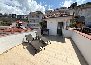 فيلا مفروشة واسعة مع تراس ومسبح محاط بالطبيعة