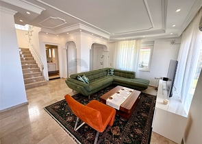 فيلا مفروشة واسعة مع تراس ومسبح محاط بالطبيعة