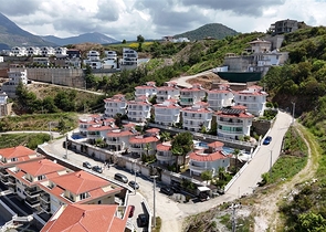 فيلا مفروشة واسعة مع تراس ومسبح محاط بالطبيعة