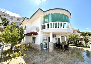 فيلا مفروشة واسعة مع تراس ومسبح محاط بالطبيعة