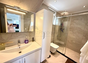 فيلا مفروشة واسعة مع تراس ومسبح محاط بالطبيعة