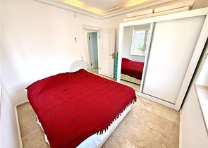 فيلا مفروشة واسعة مع تراس ومسبح محاط بالطبيعة