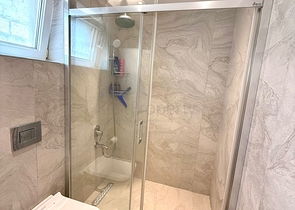 فيلا مفروشة واسعة مع تراس ومسبح محاط بالطبيعة