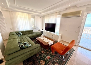 فيلا مفروشة واسعة مع تراس ومسبح محاط بالطبيعة