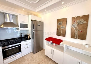 فيلا مفروشة واسعة مع تراس ومسبح محاط بالطبيعة