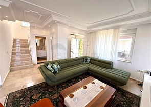 فيلا مفروشة واسعة مع تراس ومسبح محاط بالطبيعة