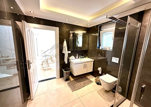 فيلا مفروشة واسعة مع تراس ومسبح محاط بالطبيعة