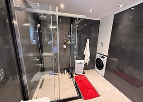 فيلا مفروشة واسعة مع تراس ومسبح محاط بالطبيعة