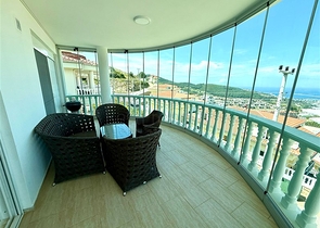 فيلا مفروشة واسعة مع تراس ومسبح محاط بالطبيعة