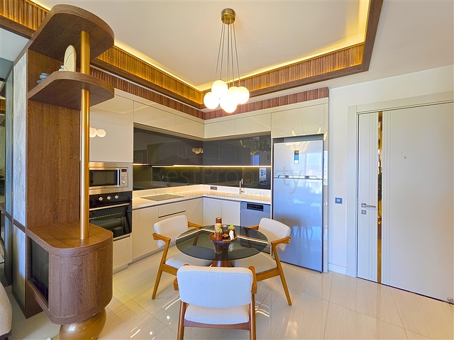 شقق حديثة 1 + 1 في مجمع مرموق على البحر في توركلر