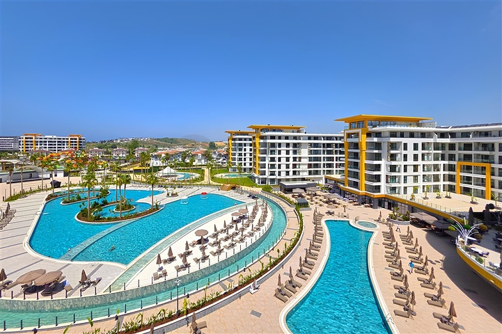 شقق حديثة 1 + 1 في مجمع مرموق على البحر في توركلر