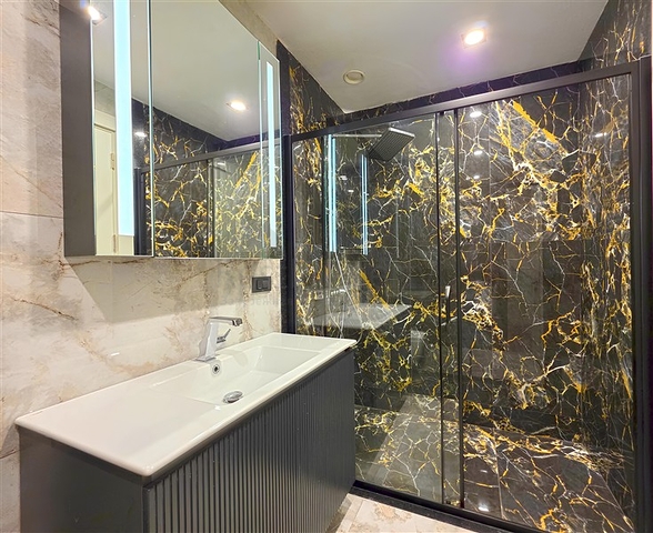 شقق حديثة 1 + 1 في مجمع مرموق على البحر في توركلر