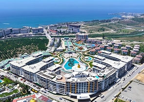 شقق حديثة 1 + 1 في مجمع مرموق على البحر في توركلر