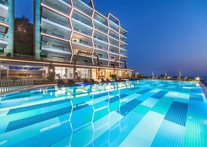 شقة مطلة على البحر في مجمع سكني ببنية تحتية متميزة شقة مطلة على البحر في مجمع سكني ببنية تحتية متميزة