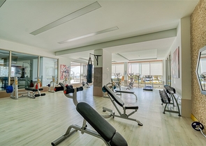 شقة مطلة على البحر في مجمع سكني ببنية تحتية متميزة شقة مطلة على البحر في مجمع سكني ببنية تحتية متميزة