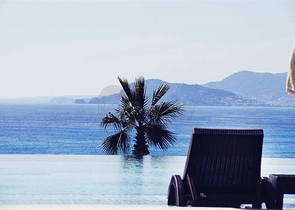 شقة مطلة على البحر في مجمع سكني ببنية تحتية متميزة شقة مطلة على البحر في مجمع سكني ببنية تحتية متميزة