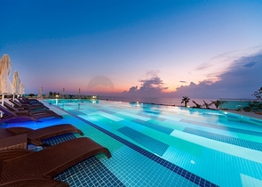 شقة مطلة على البحر في مجمع سكني ببنية تحتية متميزة شقة مطلة على البحر في مجمع سكني ببنية تحتية متميزة