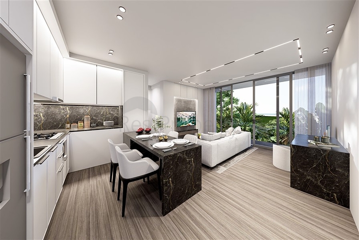 يقع المجمع على بعد دقائق قليلة من الشاطئ الجنوبي المفضل في فوكيت.