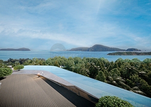 يقع المجمع على بعد دقائق قليلة من الشاطئ الجنوبي المفضل في فوكيت.