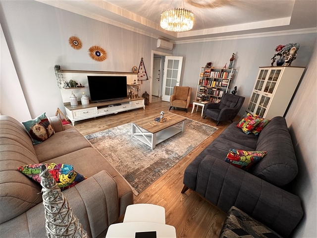 شقة مفروشة واسعة للعيش في وسط أوبا