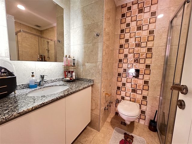 شقة مفروشة واسعة للعيش في وسط أوبا