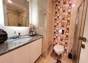 شقة مفروشة واسعة للعيش في وسط أوبا