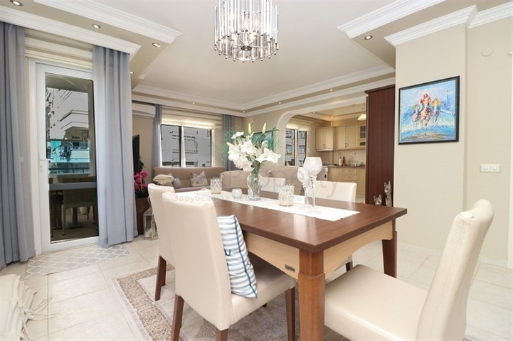 شقة دوبلكس مفروشة 3 + 1 مع تراس واسع في وسط ألانيا