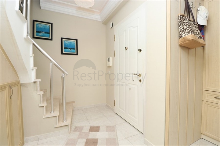 شقة دوبلكس مفروشة 3 + 1 مع تراس واسع في وسط ألانيا