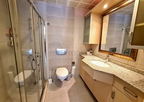 شقة مريحة ذات تصميم واسع في منطقة أوبا الخلابة