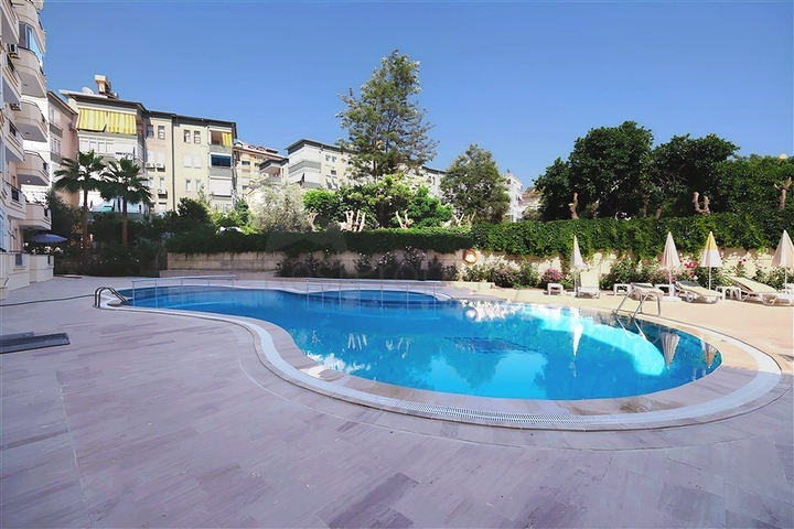 شقة 2+1 في منطقة شاطئ كليوباترا-وسط ألانيا وعلى مسافة قريبة من البحر