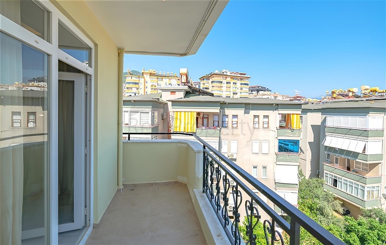 شقة 2+1 في منطقة شاطئ كليوباترا-وسط ألانيا وعلى مسافة قريبة من البحر