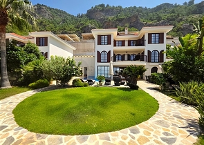 فيلا فاخرة 5 + 2 مطلة على البحر في وسط ألانيا-الخصوصية والراحة والرفاهية في مكان واحد