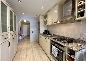 شقة فسيحة مفروشة 2 + 1 على بعد 150 متر فقط من البحر في منطقة أوبا