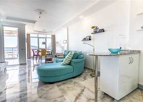 شقة مشرقة مع إطلالات بانورامية على البحر في منطقة توسمور