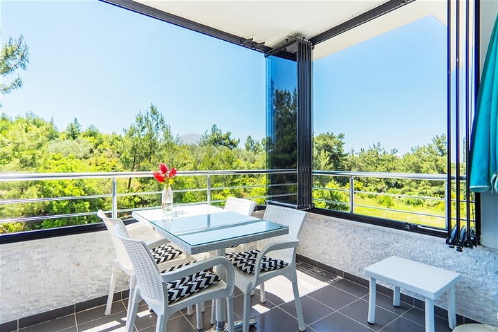 شقة مريحة 2 + 1 في منزل مع حمام سباحة ومنطقة خضراء