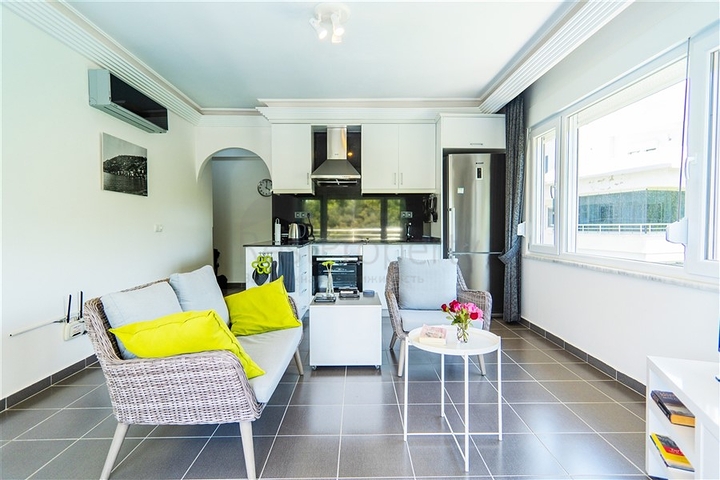 شقة مريحة 2 + 1 في منزل مع حمام سباحة ومنطقة خضراء