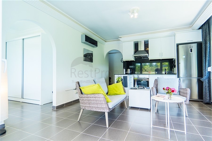 شقة مريحة 2 + 1 في منزل مع حمام سباحة ومنطقة خضراء