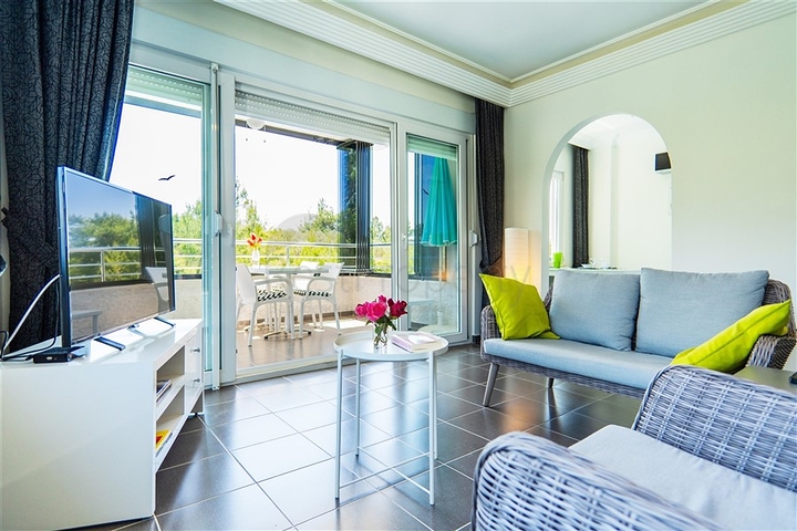 شقة مريحة 2 + 1 في منزل مع حمام سباحة ومنطقة خضراء