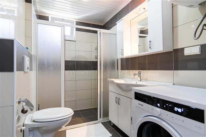 شقة مريحة 2 + 1 في منزل مع حمام سباحة ومنطقة خضراء