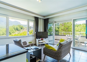 شقة مريحة 2 + 1 في منزل مع حمام سباحة ومنطقة خضراء