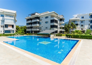 شقة مريحة 2 + 1 في منزل مع حمام سباحة ومنطقة خضراء