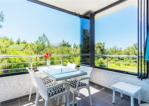 شقة مريحة 2 + 1 في منزل مع حمام سباحة ومنطقة خضراء