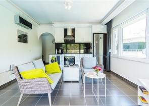 شقة مريحة 2 + 1 في منزل مع حمام سباحة ومنطقة خضراء